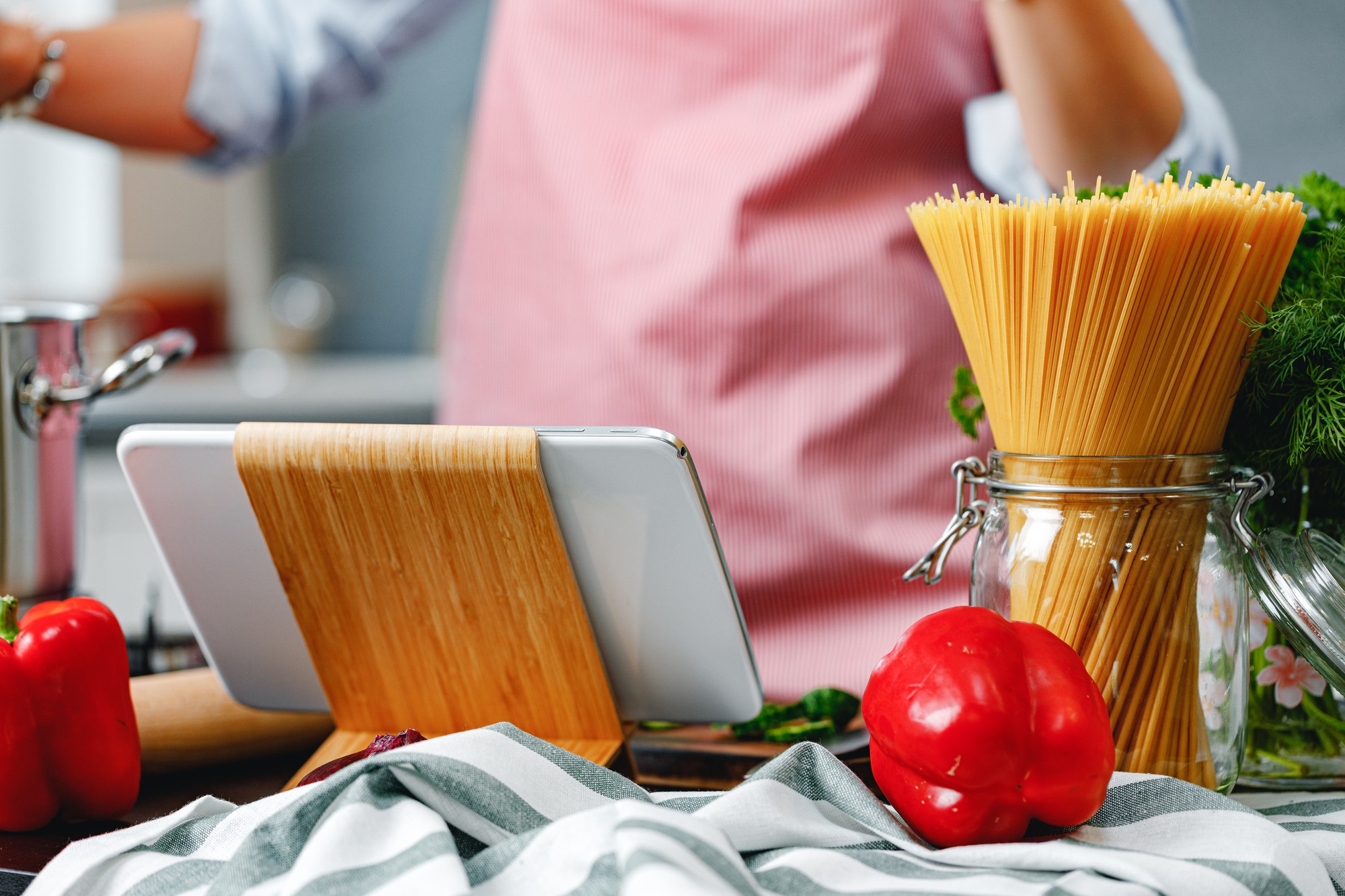 Banco di lavoro con utensili e ingredienti freschi